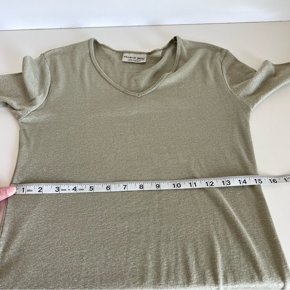 Michael Stars Women’s Angelina Shine V-Neck Tee - Picture 7 of 8